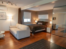 Escritorio, sistema de insonorización y tabla de planchar con plancha 