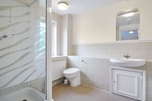 Casa de ciudad estándar, 4 habitaciones | Baño | Secadora de cabello y toallas