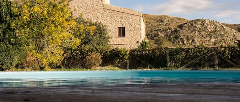 Piscine extérieure en saison, parasols, chaises longues