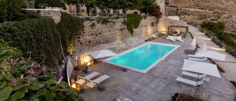 Piscine extérieure (ouverte en saison), parasols de plage
