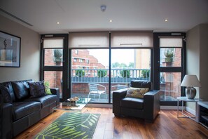 Premium-Apartment, 1 Schlafzimmer | Wohnbereich | Flachbildfernseher