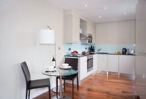 Appartamento Executive, 1 camera da letto | Cucina privata | Frigorifero con congelatore, microonde, forno, piano cottura