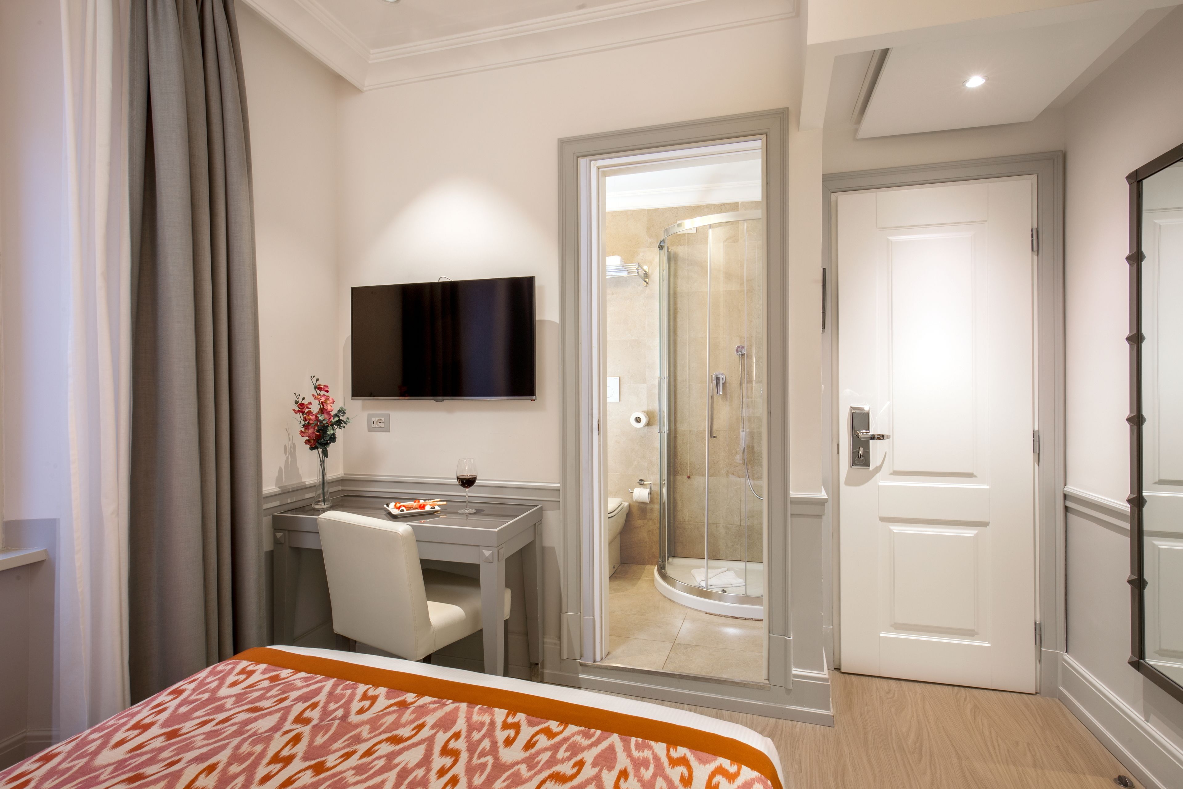 double room single use | minibar, in-room safe, desk, soundproofing