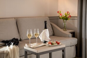 Quadruple Room | Minibar, in-room safe, desk, soundproofing - Hotel della Conciliazione (Rome)