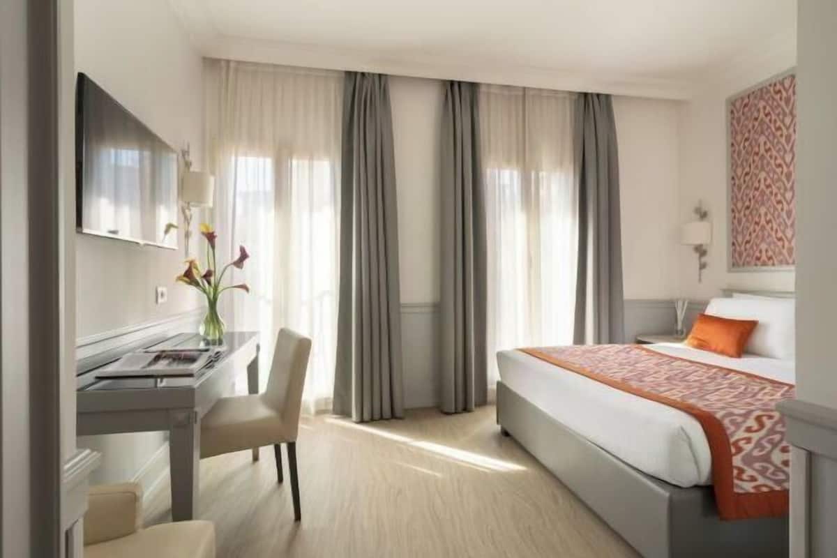 Minibar, Zimmersafe, Schreibtisch, schallisolierte Zimmer