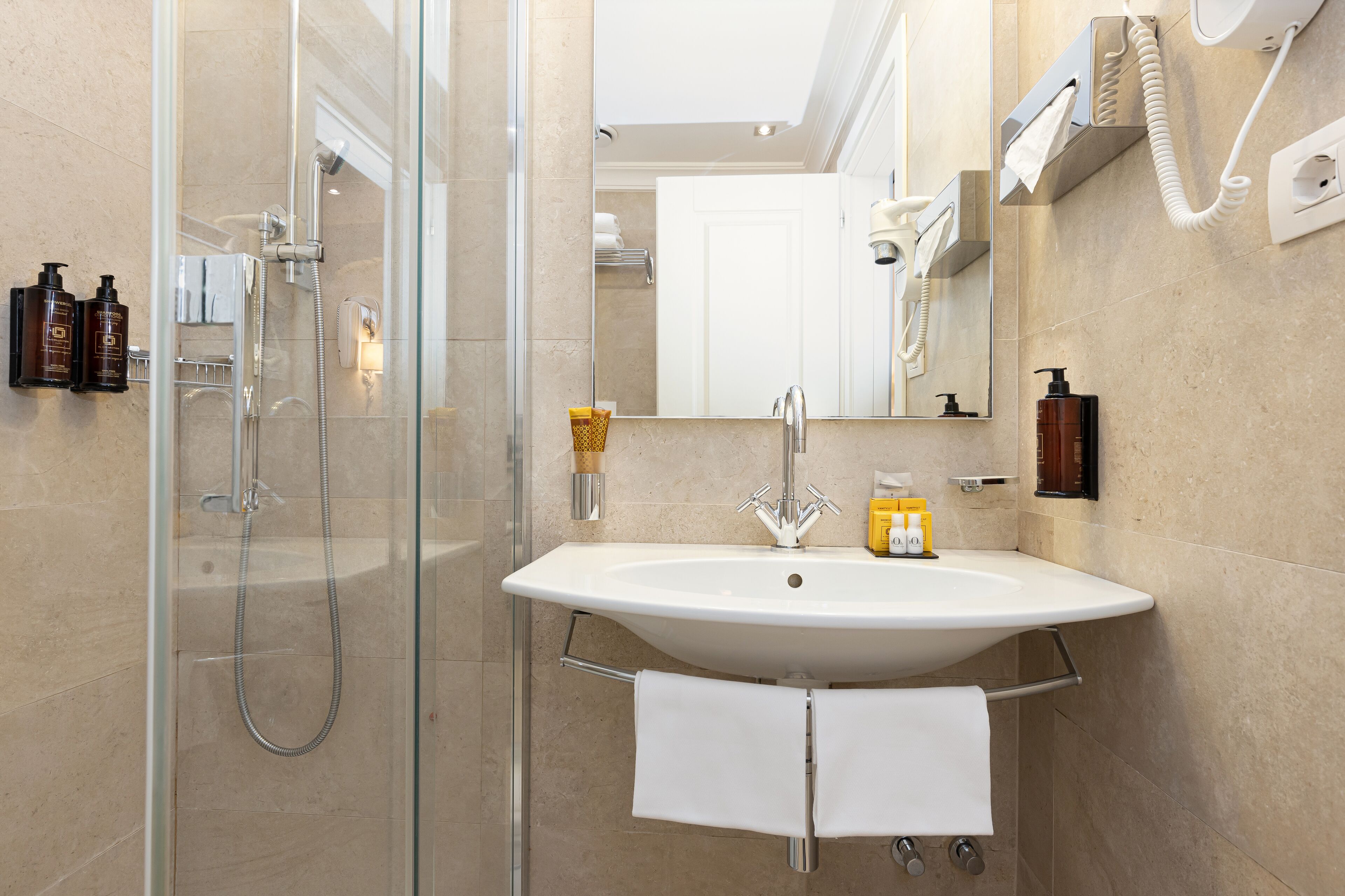 quadruple room | minibar, in-room safe, desk, soundproofing