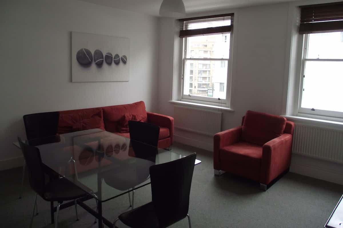 Appartamento Standard, 2 camere da letto | Area soggiorno | TV a schermo piatto