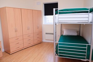 Iron/ironing board, free WiFi - Access Shepherd's Bush (London)