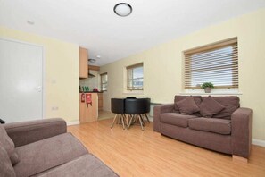 Flat-screen TV, DVD player - Access Shepherd's Bush (London)