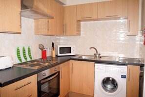 Fridge, microwave, oven, dishwasher - Access Shepherd's Bush (London)