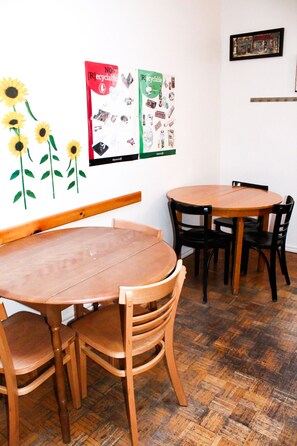 Dining - Auberge L'Apéro - Hostel (Montreal)