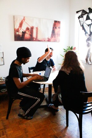 Dining - Auberge L'Apéro - Hostel (Montreal)