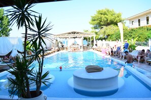 Outdoor pool, sun loungers - Cavo D'Oro Apartments (Corfu)