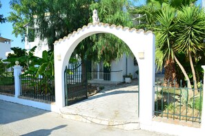 Property entrance - Cavo D'Oro Apartments (Corfu)