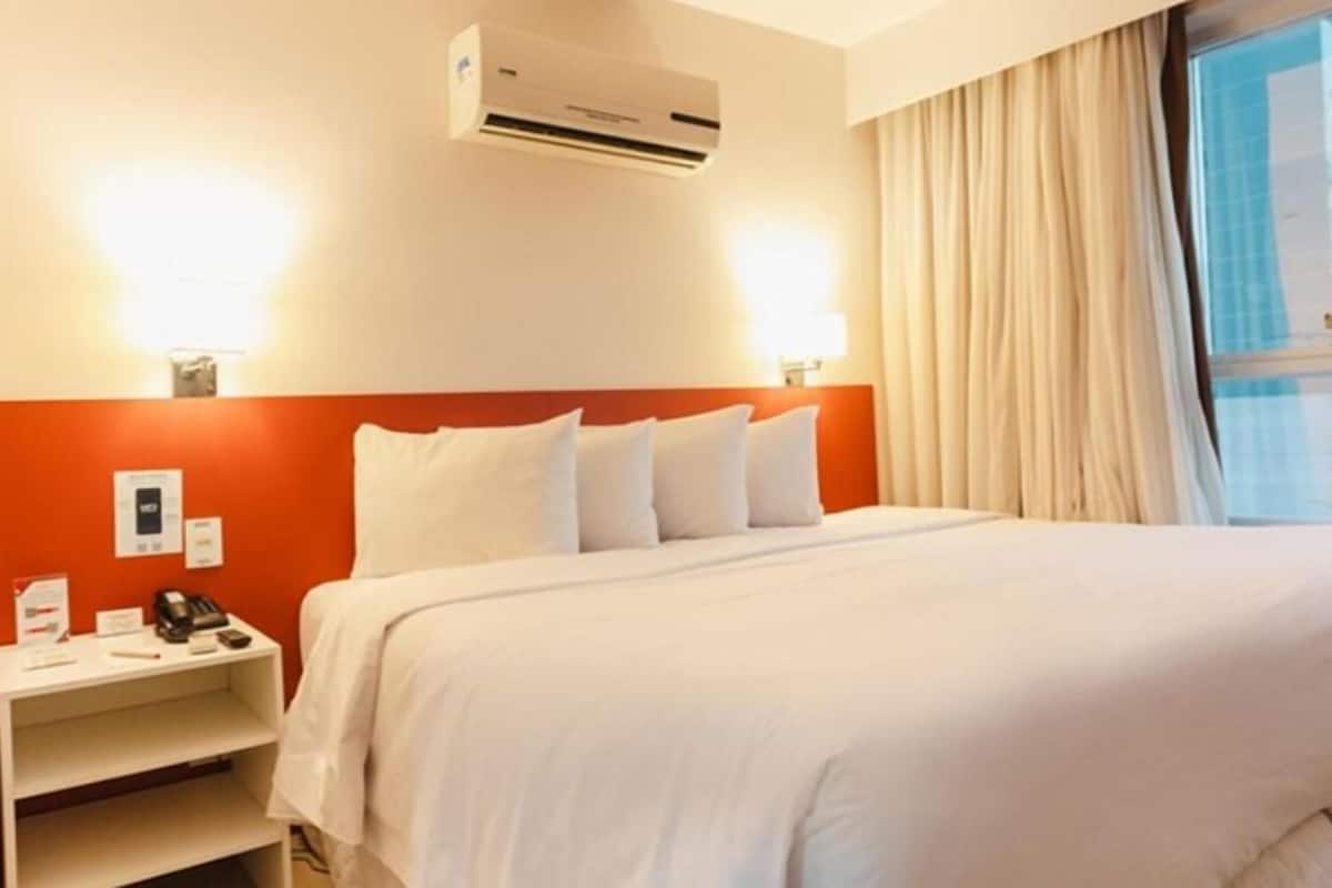 Minibar, coffres-forts dans les chambres, bureau