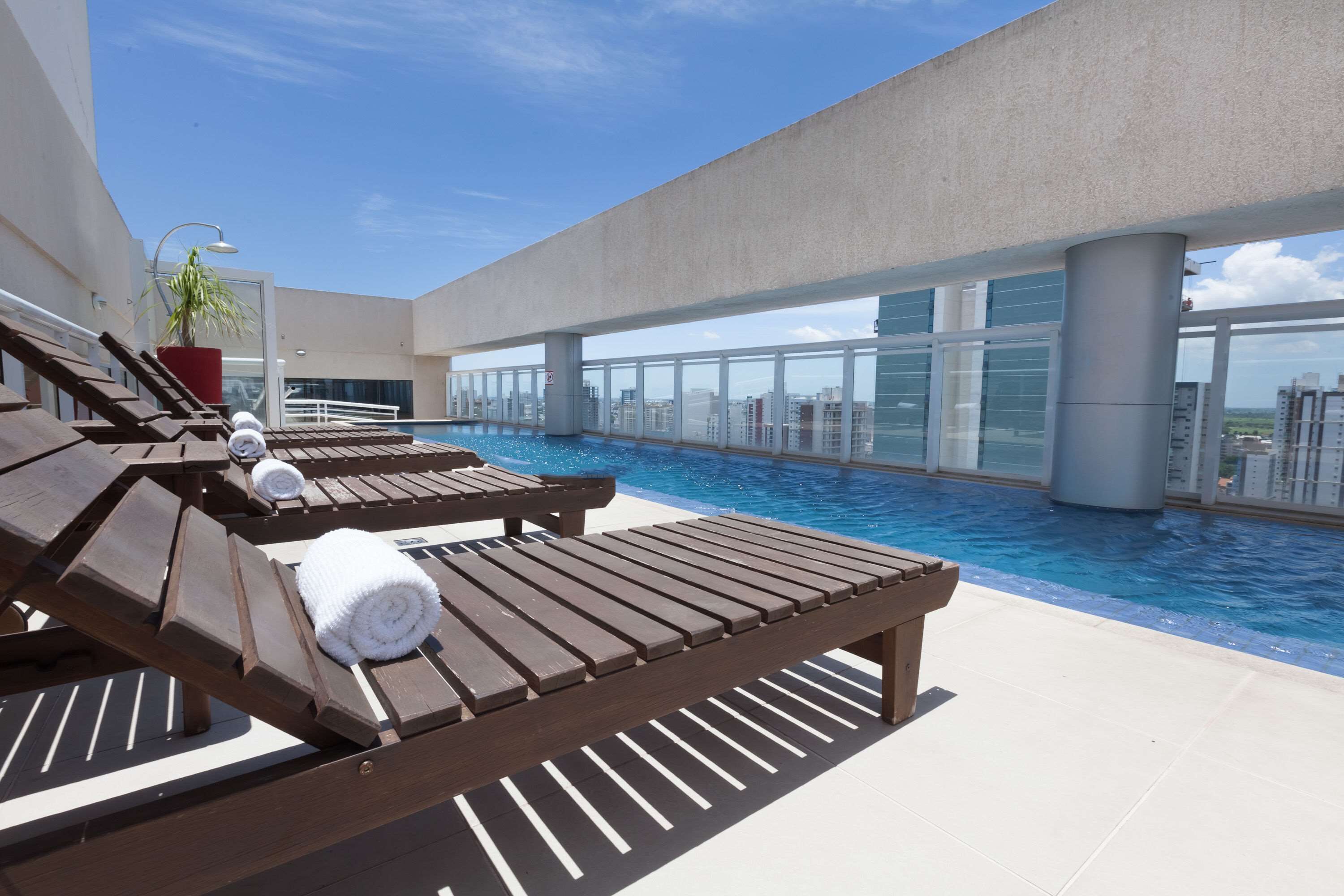 Piscina externa, funciona das 8h às 22h, espreguiçadeiras