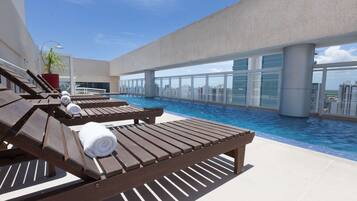 Piscina externa, funciona das 8h às 22h, espreguiçadeiras