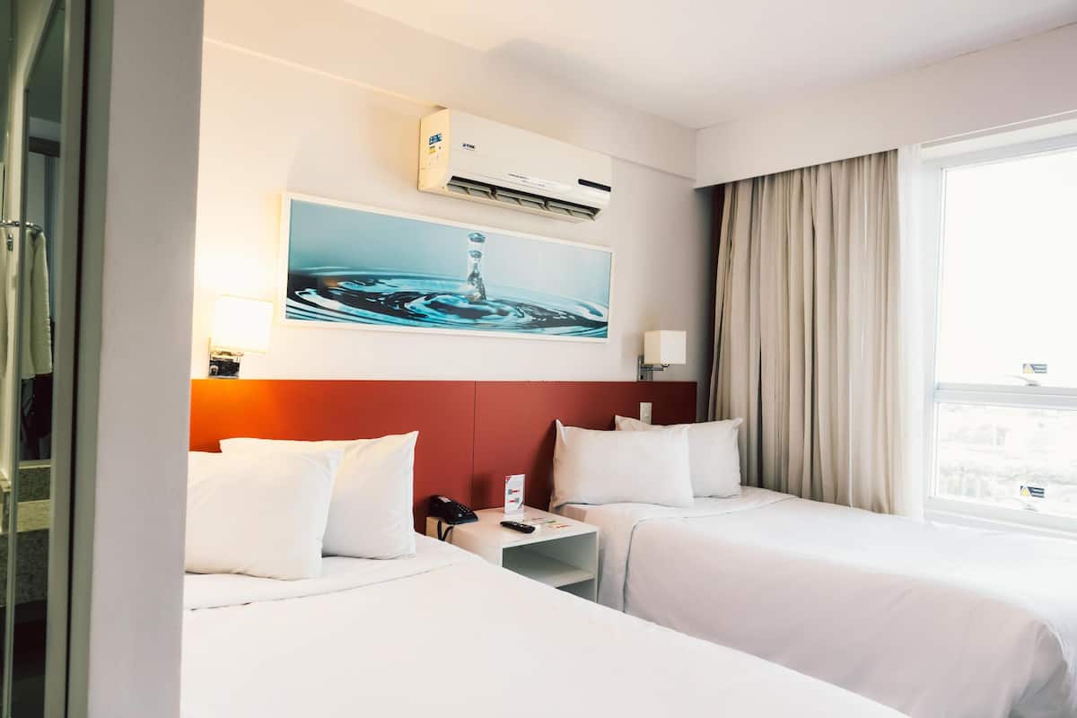 Minibar, coffre-fort, bureau