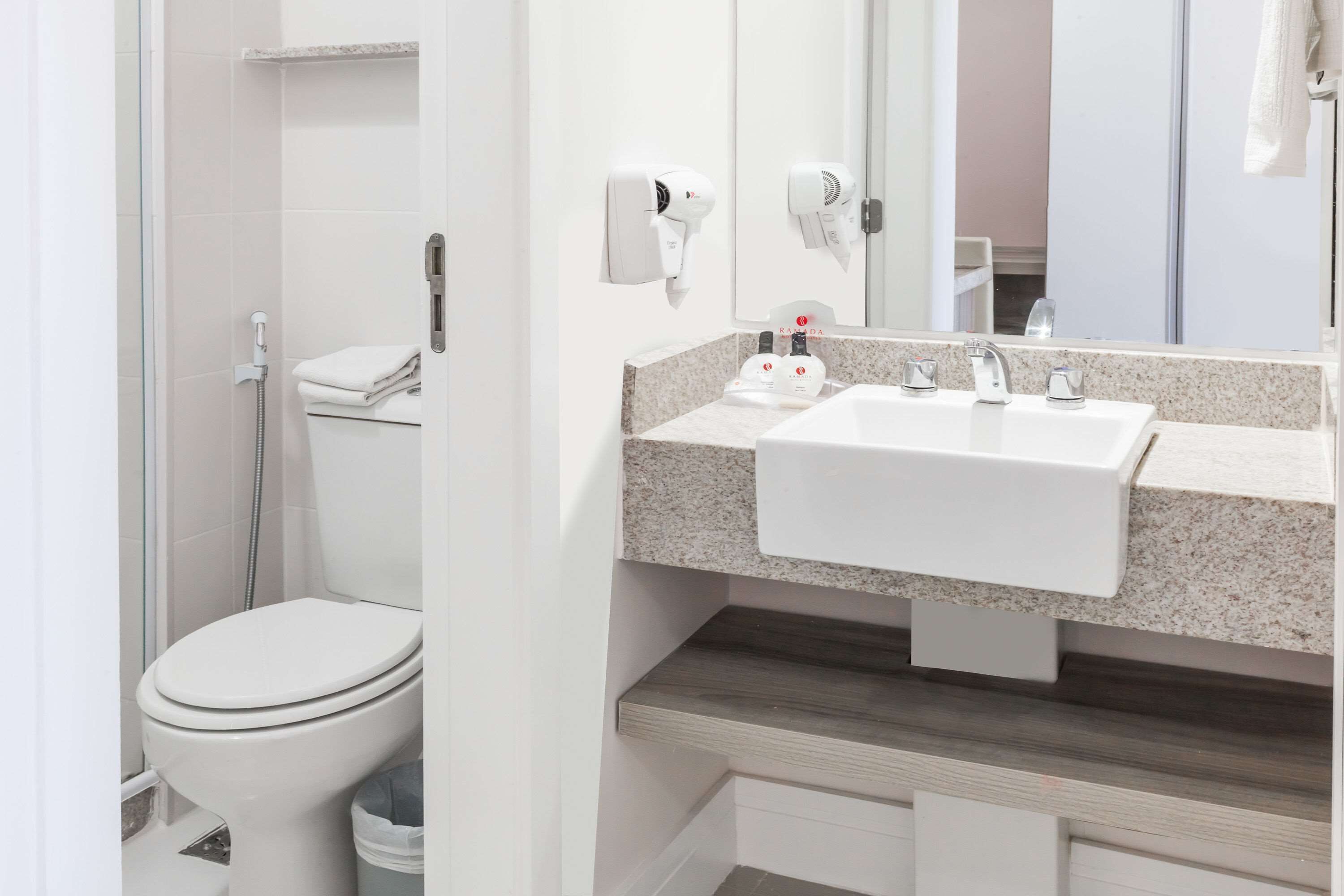 deluxe twin room, 2 single beds | bathroom | free toiletries, towels