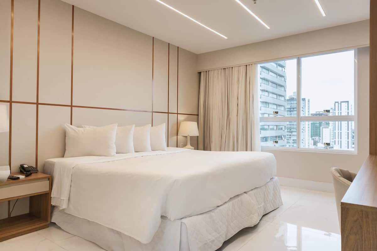 Minibar, coffre-fort, bureau