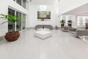 Lobby - Ramada Hotel & Suites Campos Dos Goytacazes (Campos)