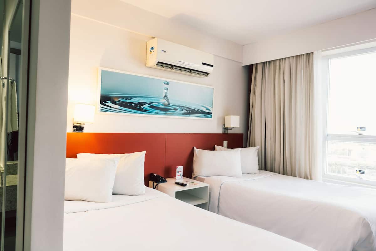 Minibar, coffres-forts dans les chambres, bureau