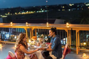 Breakfast, lunch and dinner served - d’primahotel Petitenget Seminyak (Seminyak)
