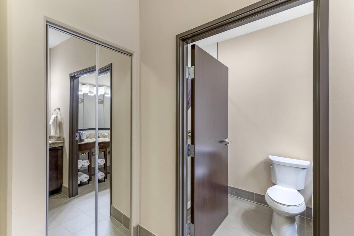 executive suite, 1 king bed, non smoking, refrigerator & microwave (with sofabed) | 1 bedroom, pillow-top beds, blackout curtains, iron/ironing board