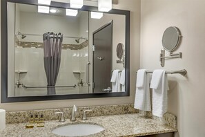 Suíte executiva, 1 cama King, para não fumantes, geladeira e micro-ondas (with Sofabed) | Banheiro | Produtos de toalete grátis, secador de cabelo, toalhas de banho 
