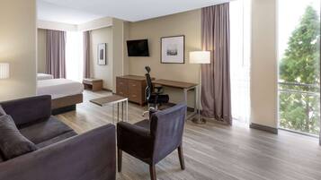 Camas con pillow-top, caja de seguridad en la habitación y escritorio