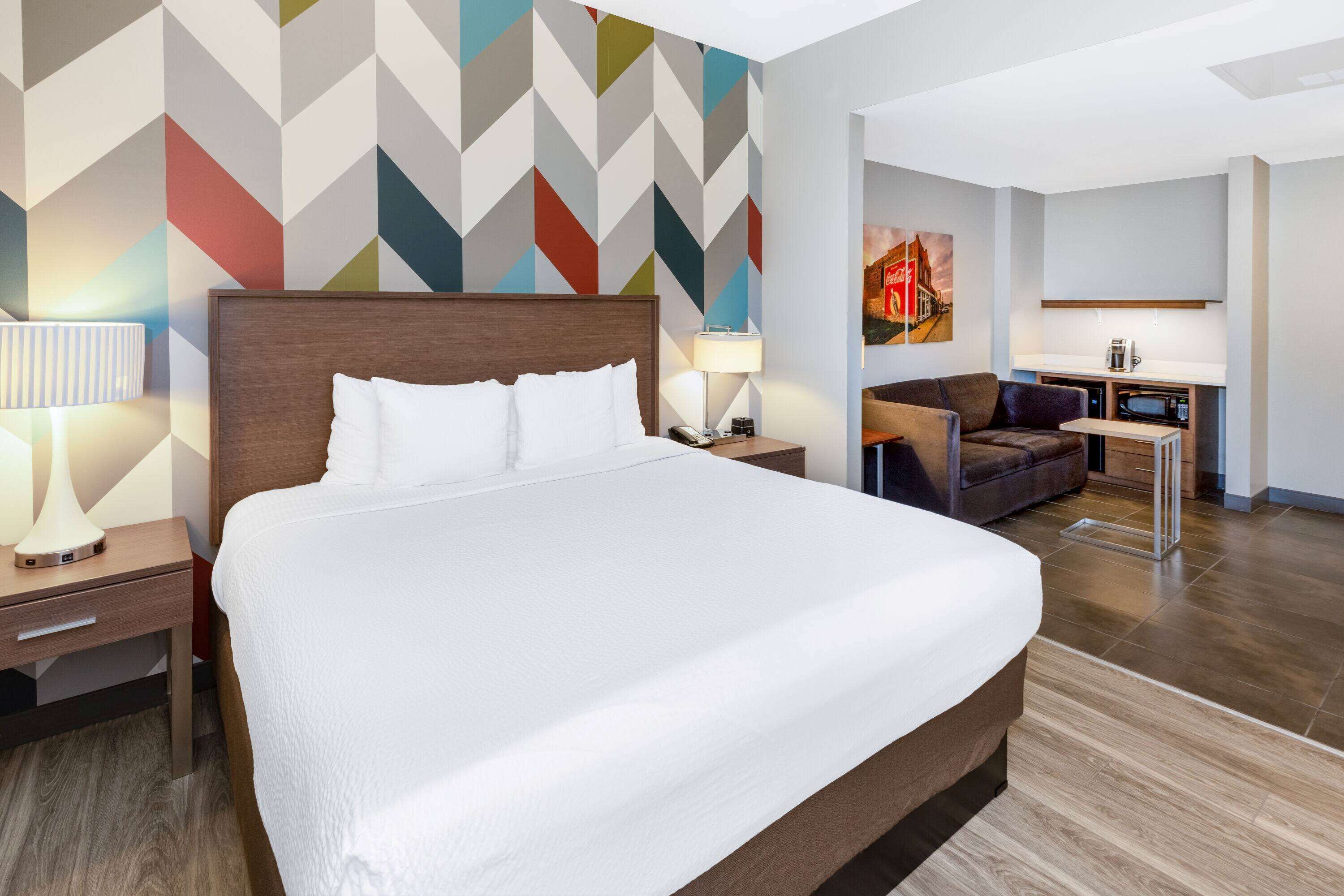 studio suite, 1 king bed, non smoking | pillow-top beds, in-room safe, desk, laptop workspace