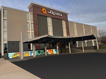 La Quinta Inn & Suites by Wyndham Tulsa Downtown/Route 66