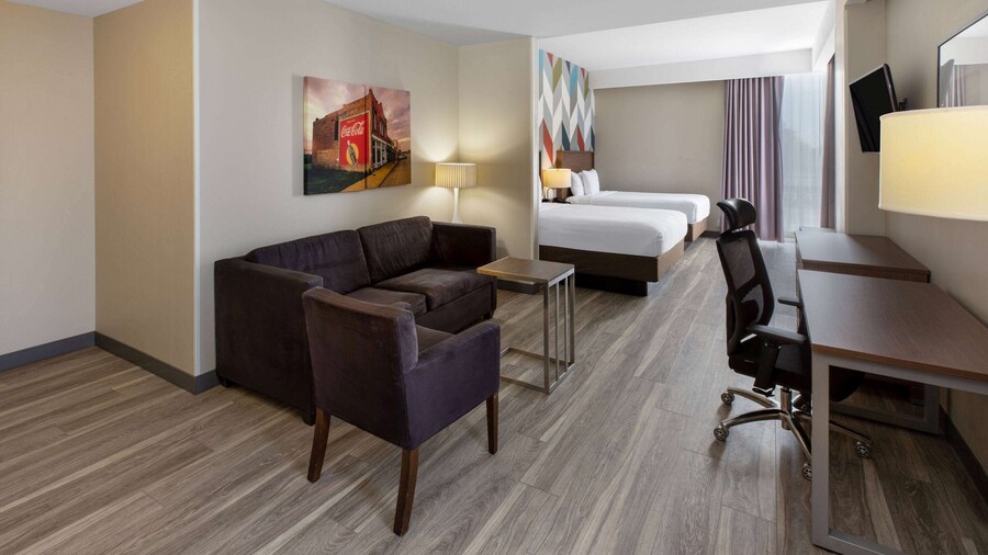 La Quinta Inn & Suites by Wyndham Tulsa Downtown/Route 66