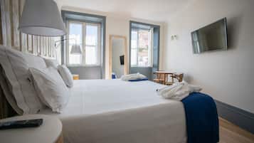 Quarto casal ou duplo superior, banheira, vista para a cidade | Roupas de cama antialérgicas, frigobar, cofres nos quartos, escrivaninha