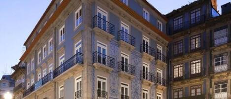 Voorkant accommodatie - avond/nacht