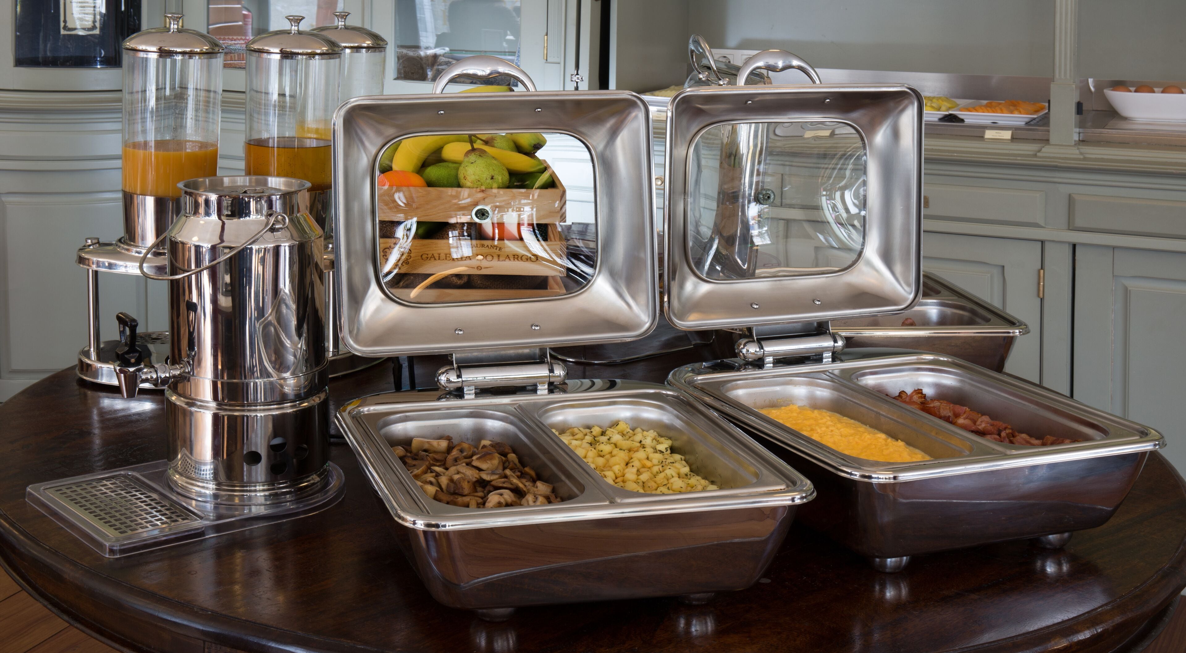 Un buffet proposant une variété de plats et une machine à café.