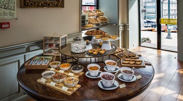 Un buffet de petit-déjeuner proposant une variété de viennoiseries, de pains et de tartinades.