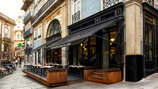 A restaurant with outdoor seating, a large window, and a sign reading "RESTAURANTE GALERIA DO LARGO". - Porto A.S. 1829 Hotel (Porto)