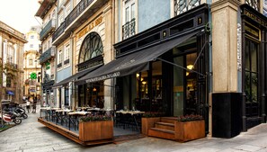 Een restaurant met terras, een groot raam en een bord met de tekst 'RESTAURANTE GALERIA DO LARGO'.
