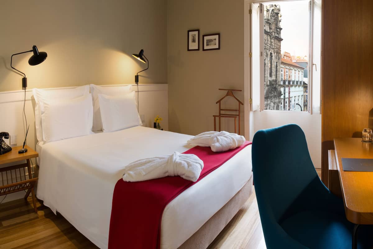 Hypo-allergenic bedding, minibar, in-room safe, desk