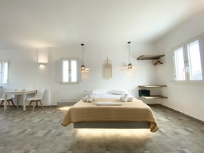Suite estudio, vista a la alberca | Caja de seguridad en la habitación y tabla de planchar con plancha 