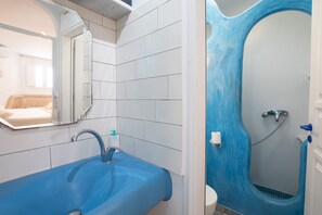 Estudio (Quadruple) | Baño | Regadera, amenidades de baño gratuitas, secadora de cabello, toallas 