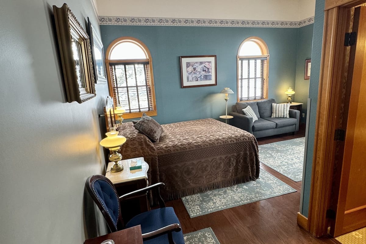 studio suite, 1 queen bed, private bathroom, mountain view | individually decorated, iron/ironing board, free wifi, bed sheets