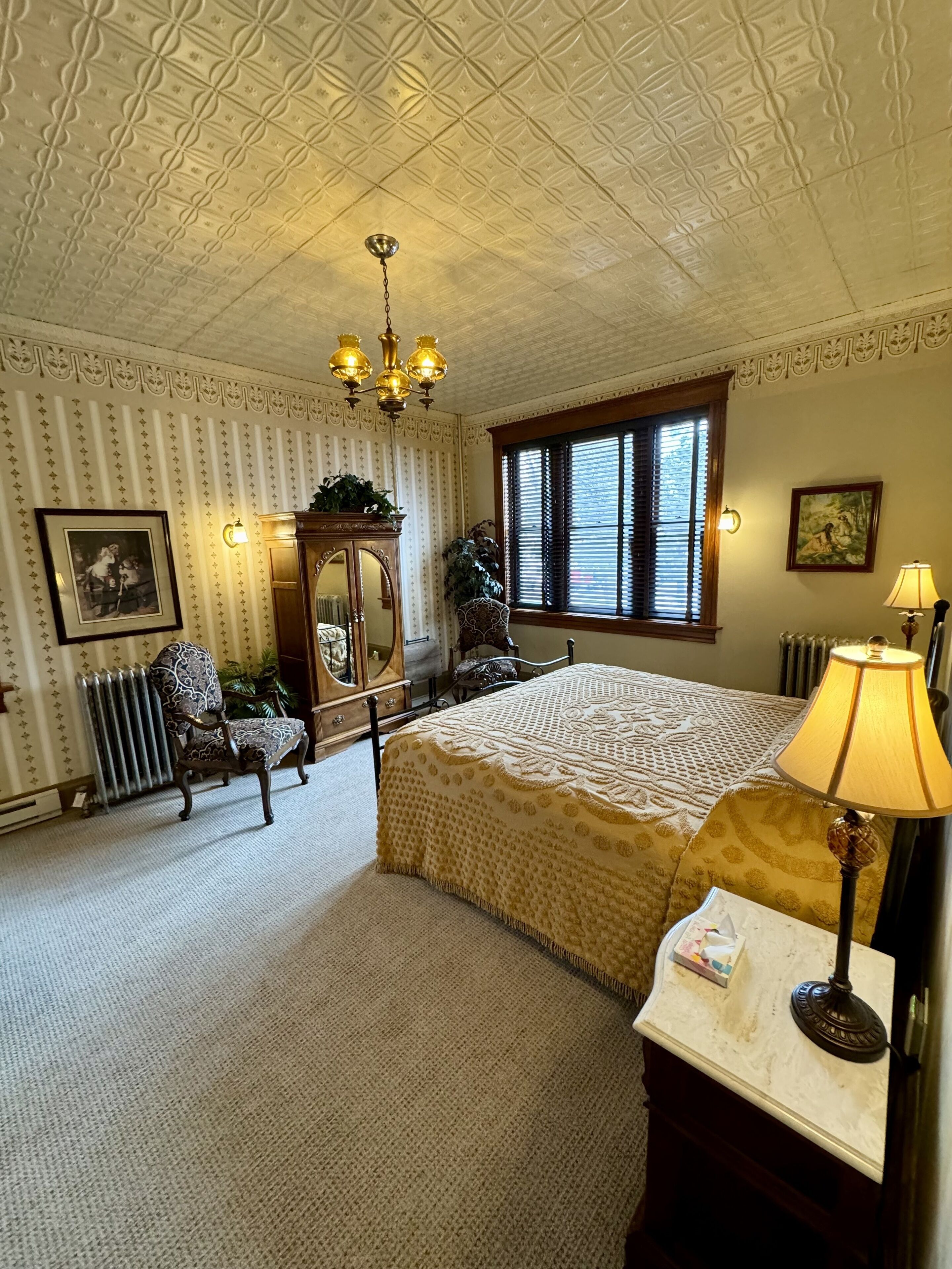 deluxe room, 1 king bed, courtyard view | individually decorated, iron/ironing board, free wifi, bed sheets