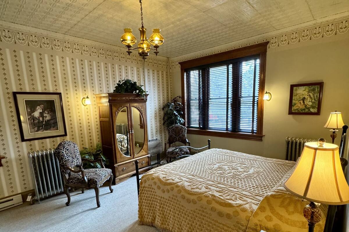 deluxe room, 1 king bed, courtyard view | individually decorated, iron/ironing board, free wifi, bed sheets