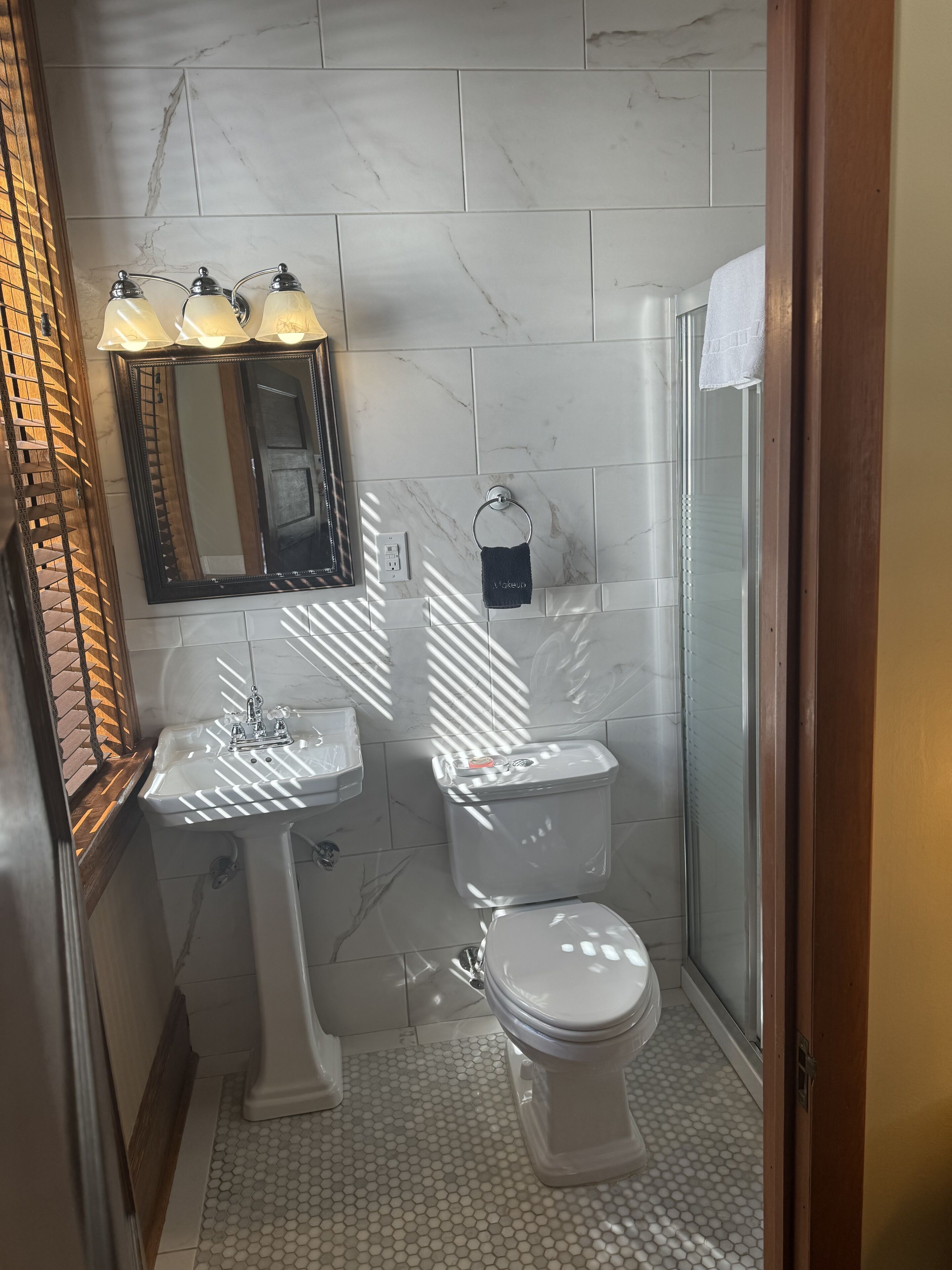 standard room, 1 king bed, private bathroom | bathroom | free toiletries, hair dryer, towels, soap