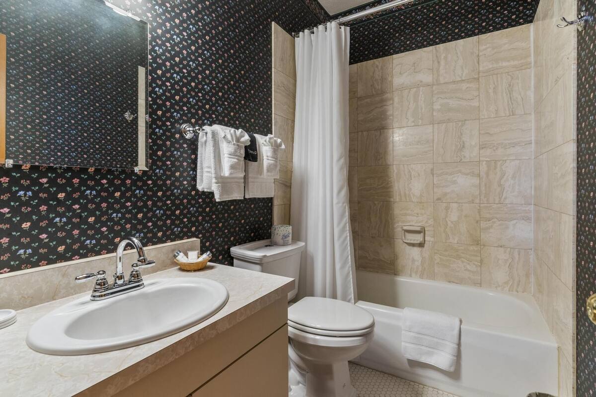 room, 1 queen bed (1 double bed) | bathroom | free toiletries, hair dryer, towels, soap