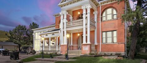 Façade de l’hébergement - soirée/nuit