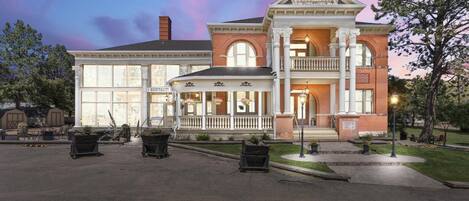 Majoituspaikan julkisivu illalla/yöllä