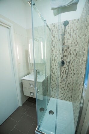Dobbeltrom, privat bad (External) | Bad | Toalettartikler (inkludert) og hårføner